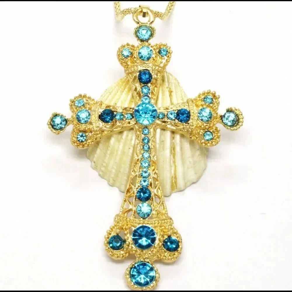 ✨ Betsey Johnson stunning crystal embellished cross necklace/pendant ✨